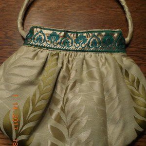 Small Green Kalpastree purse w/zipper closure EUC
